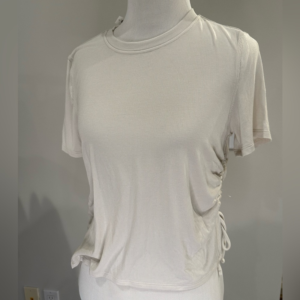 Lululemon beige top shirt cinched sides cropped size 6 NWOT